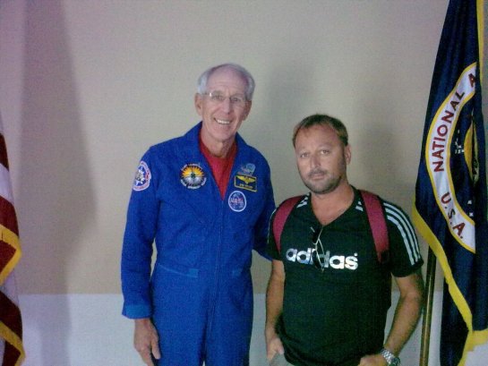 Con el astronauta Bob Springer, despues de acudir a una de sus conferencias en la NASA