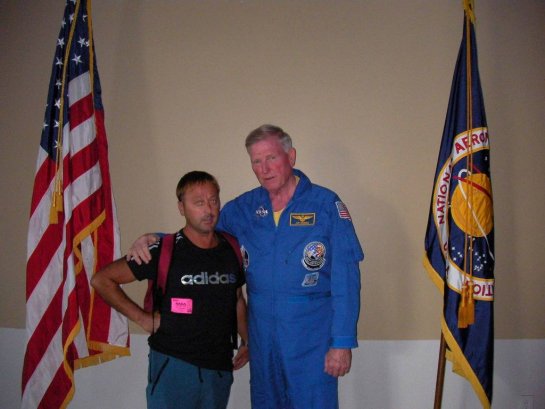 Con el astronauta Jon Mcbride, al acabar una de sus conferencias en la NASA