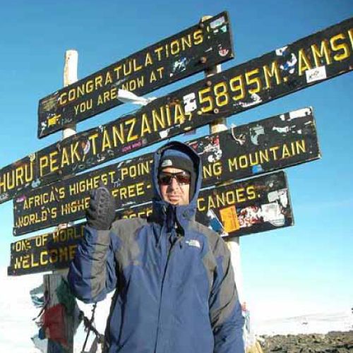 Josu Feijoo en la cima del Kilimanjaro